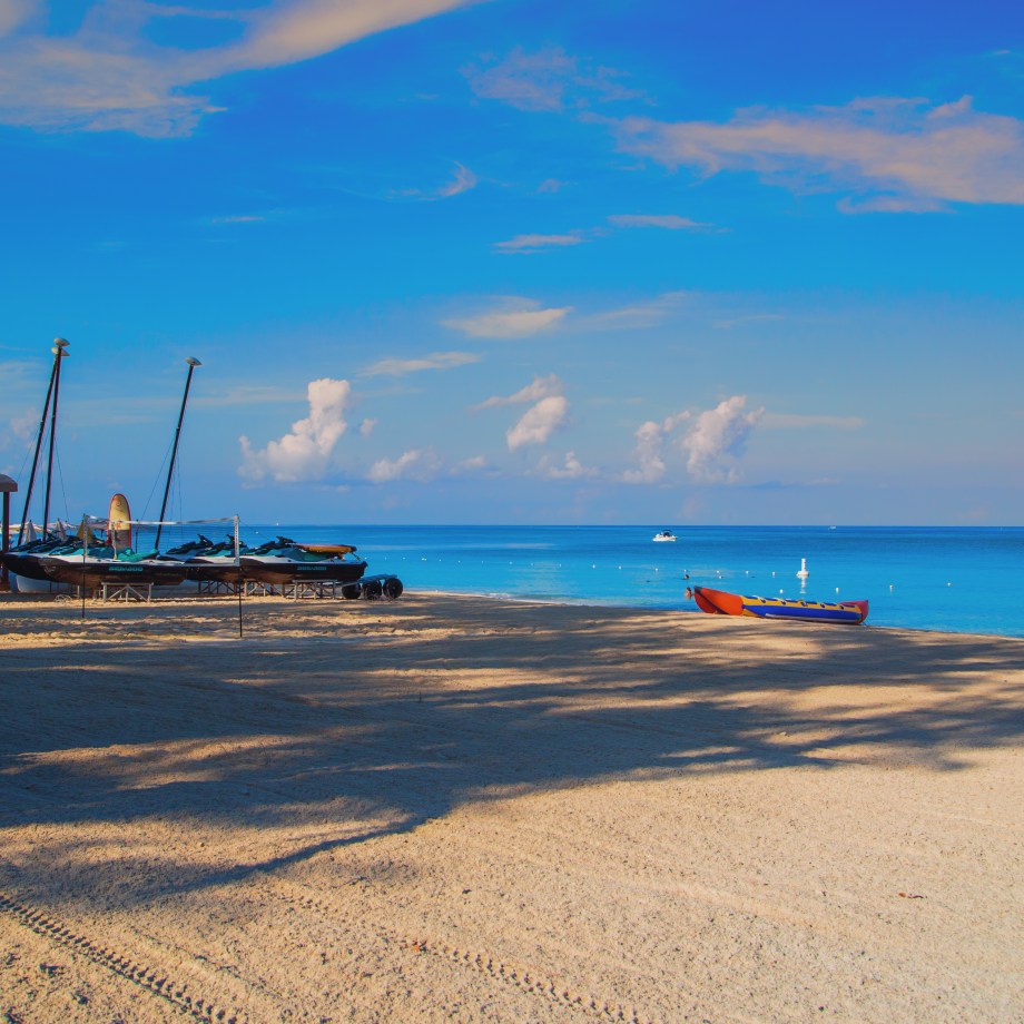 An image of the 7 mile beach in Grand Cayman