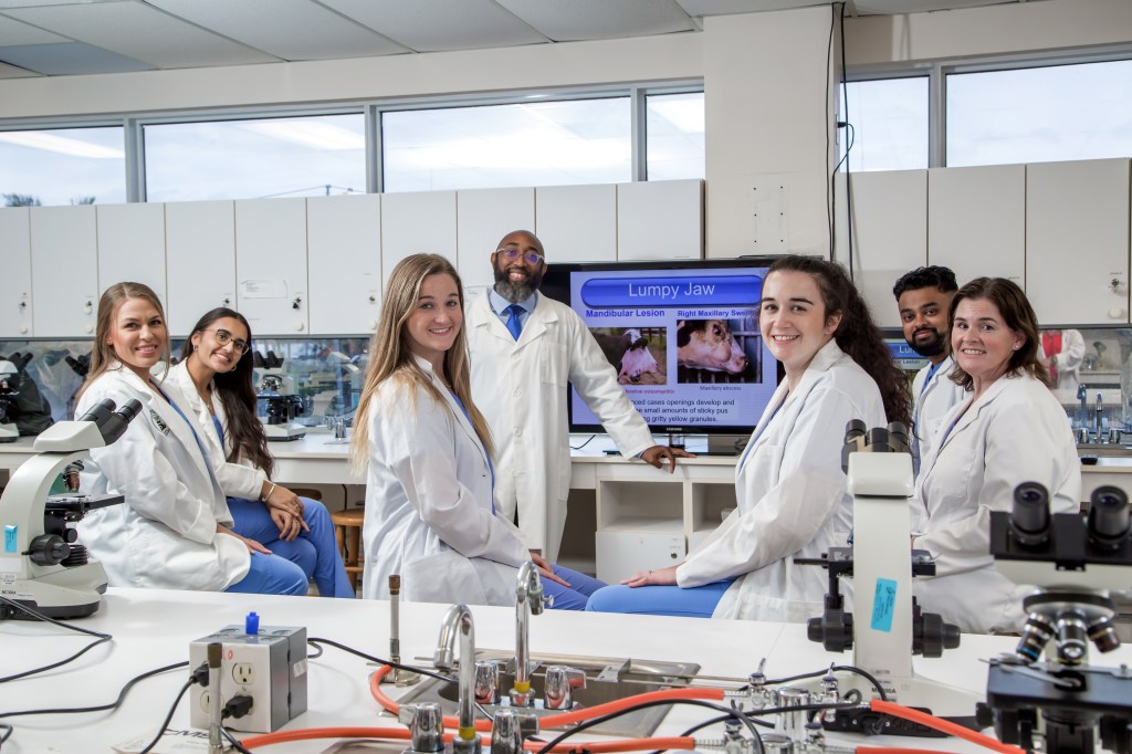 SMU Veterinary Students with Faculty in Microbiology lab